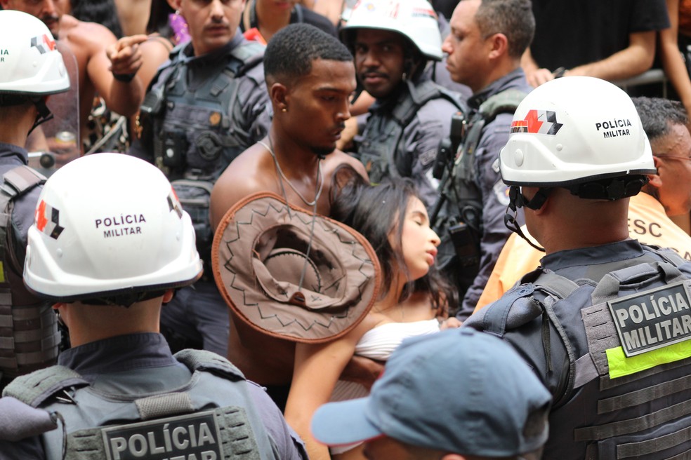 Superlotação no desfile do Bloco Skol provocou confusão generalizada  — Foto: FELIPE MARQUES/ZIMEL PRESS/ESTADÃO CONTEÚDO