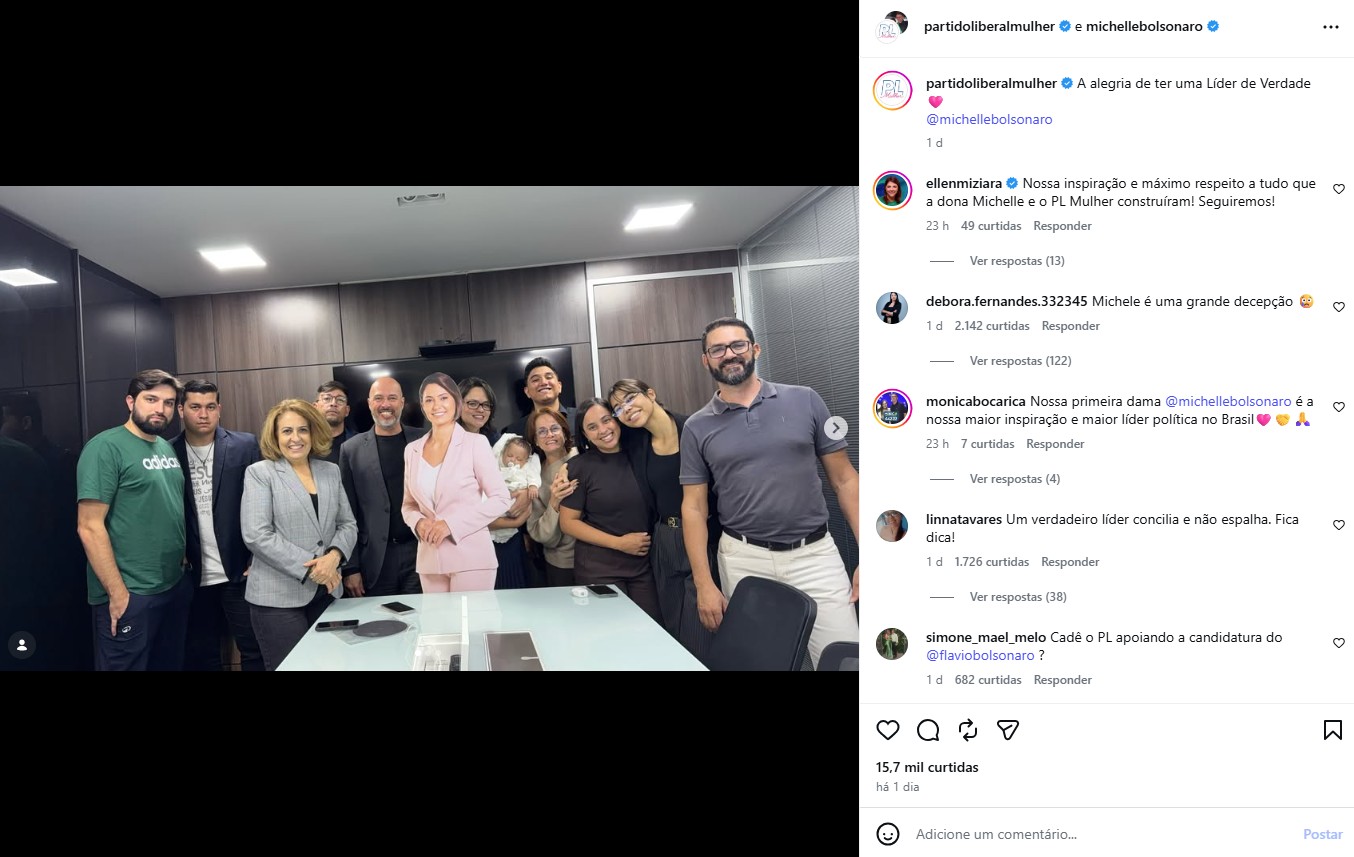 Após saída, PL Mulher faz homenagem com imagem de Michelle Bolsonaro de papelão em tamanho real