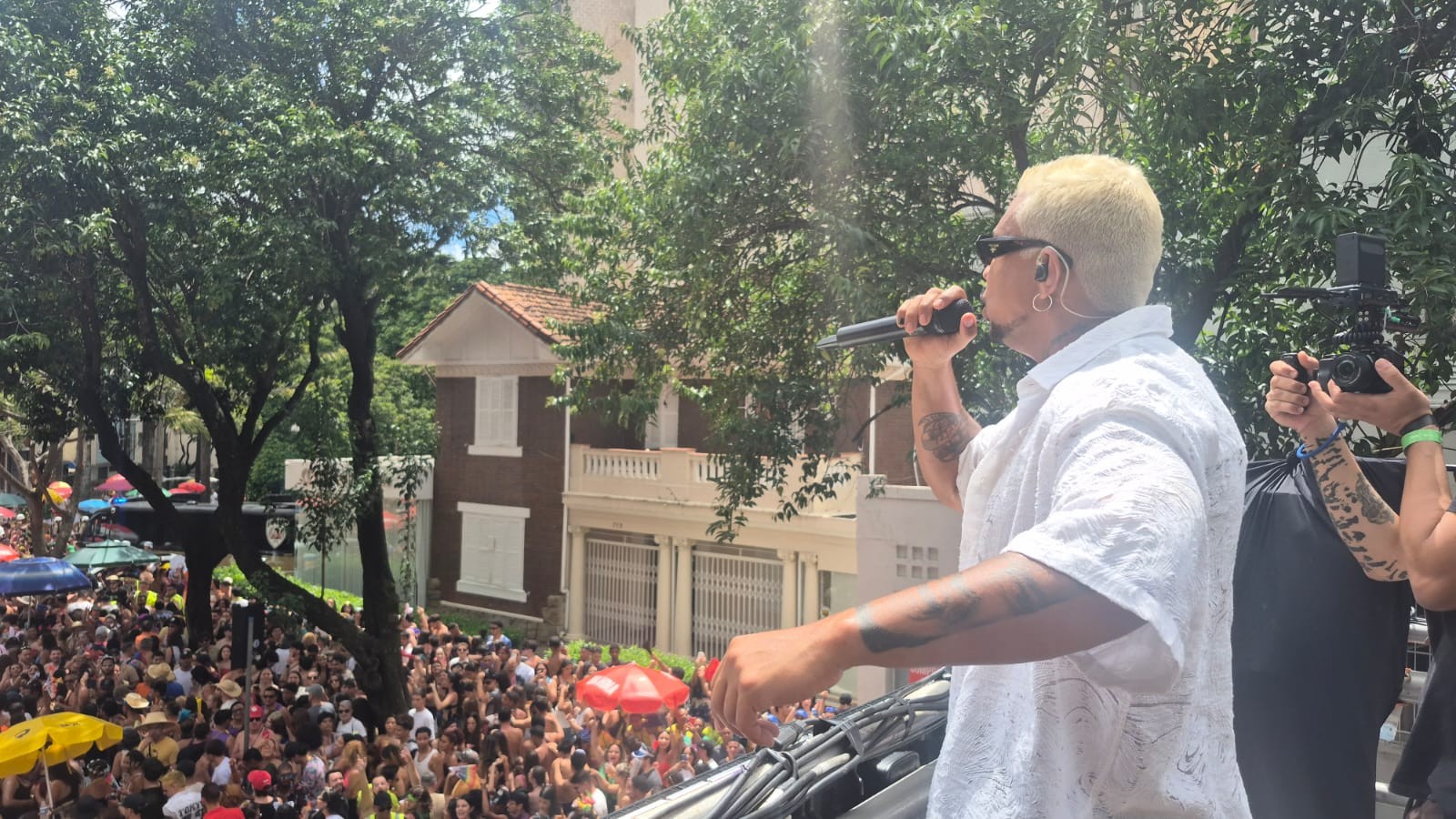 Baianas Ozadas e bloco do Malvadão, do rapper Xamã, agitam foliões nesta segunda-feira de carnaval em BH
