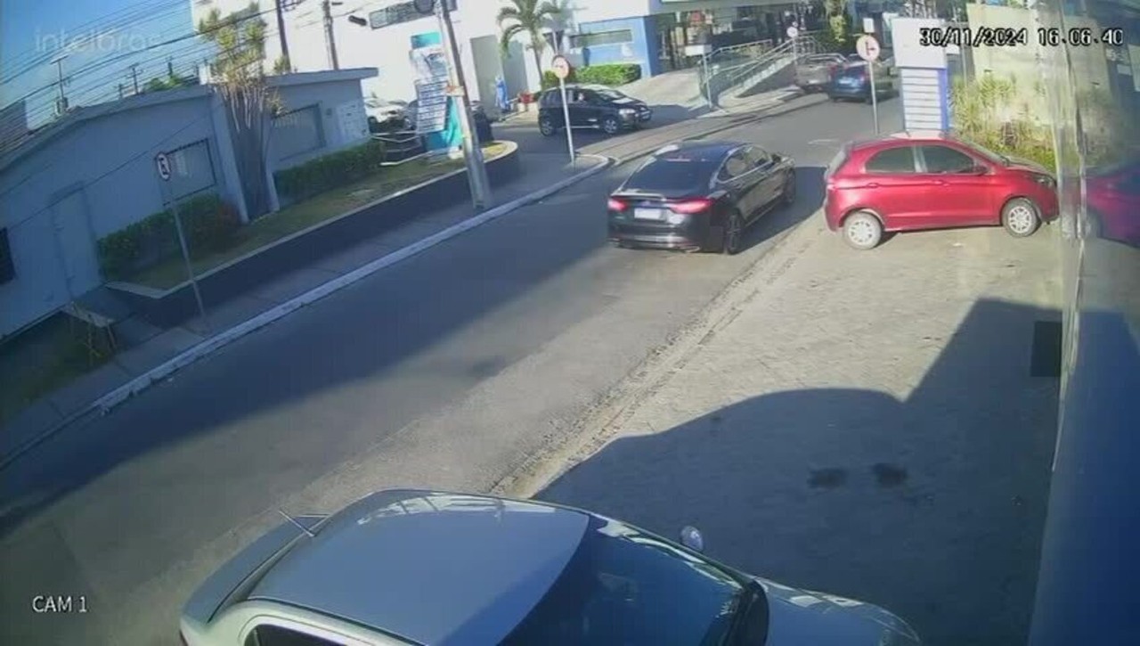 VÍDEO: carro invade recepção de hospital em Caruaru