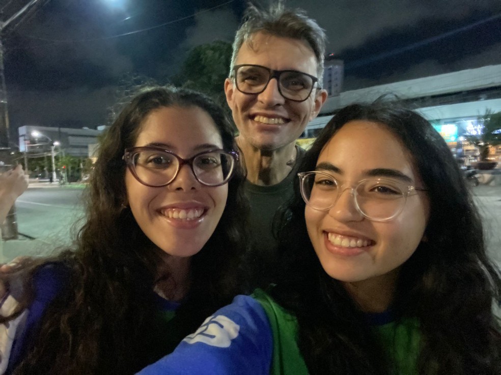 Na foto, as meninas estão com o professor de Química Antonino Fontenele. — Foto: Divulgação