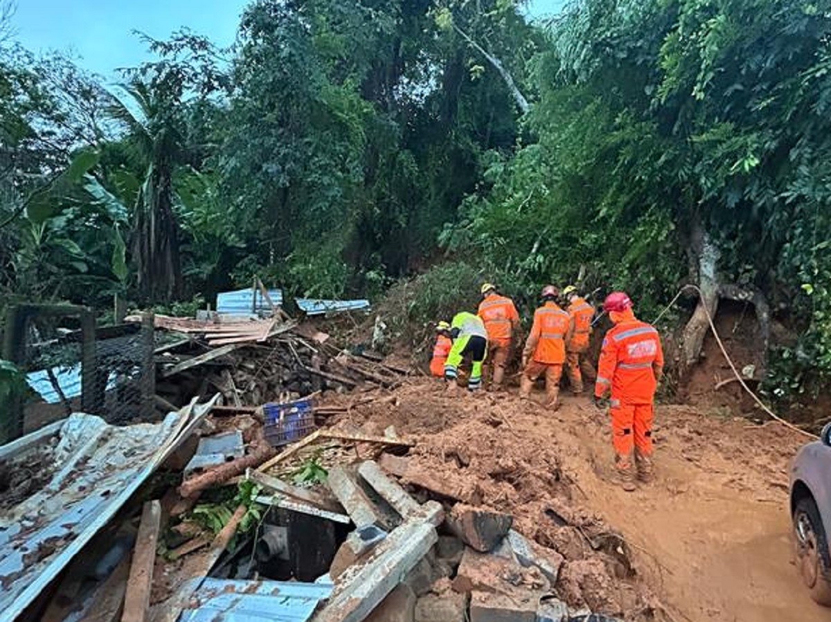 Homem morre soterrado após deslizamento atingir casa em MG