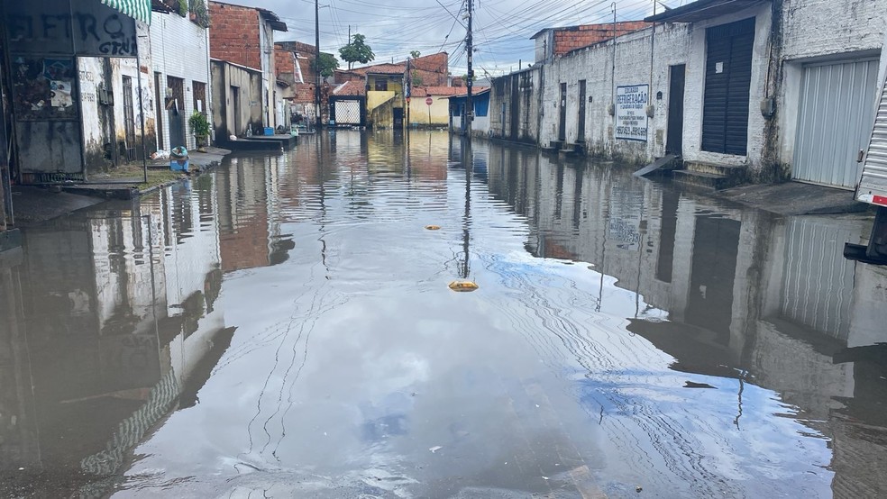 Rua Capitão Olavo, no Bairro Aerolândia, é uma das vias alagadas durante a chuva forte em Fortaleza. — Foto: Bruno Cavalcante/ TV Verdes Mares