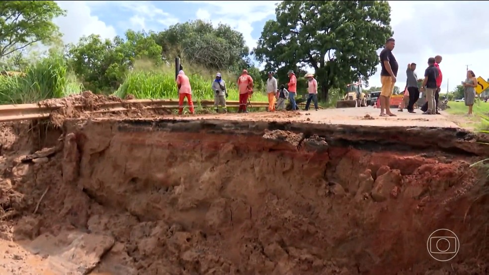Equipes do DNIT trabalham para conseguir recuperar o trecho — Foto: Reprodução/TV Globo