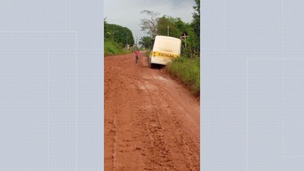 Ônibus escolar atola em ramal do Quixadá e alunos que moram na região são prejudicados