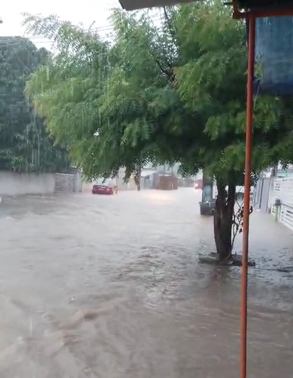 Rua no bairro do Valentina foi alagada após fortes chuvas em João Pessoa — Foto: Redes Sociais
