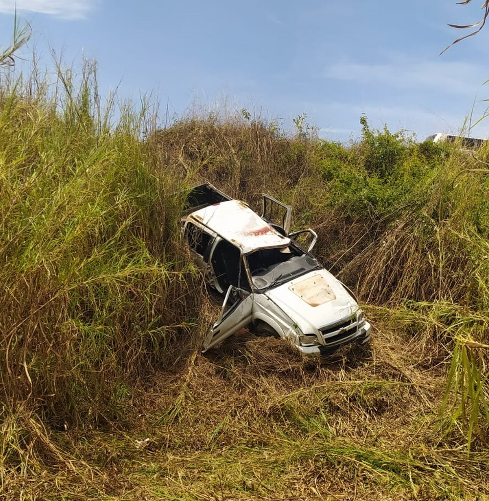 Motorista morre ao sair da pista e capotar caminhonete na BR-365 em Varjão de Minas