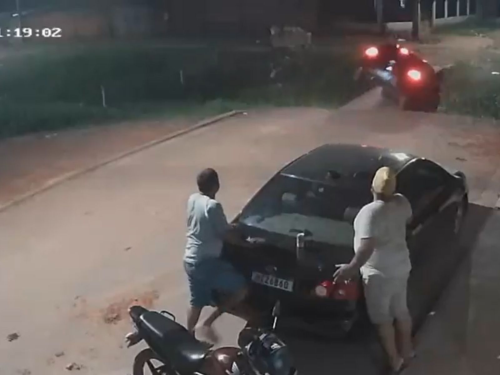 VÍDEO: Carro passa direto em passarela e cai dentro de córrego no Acre