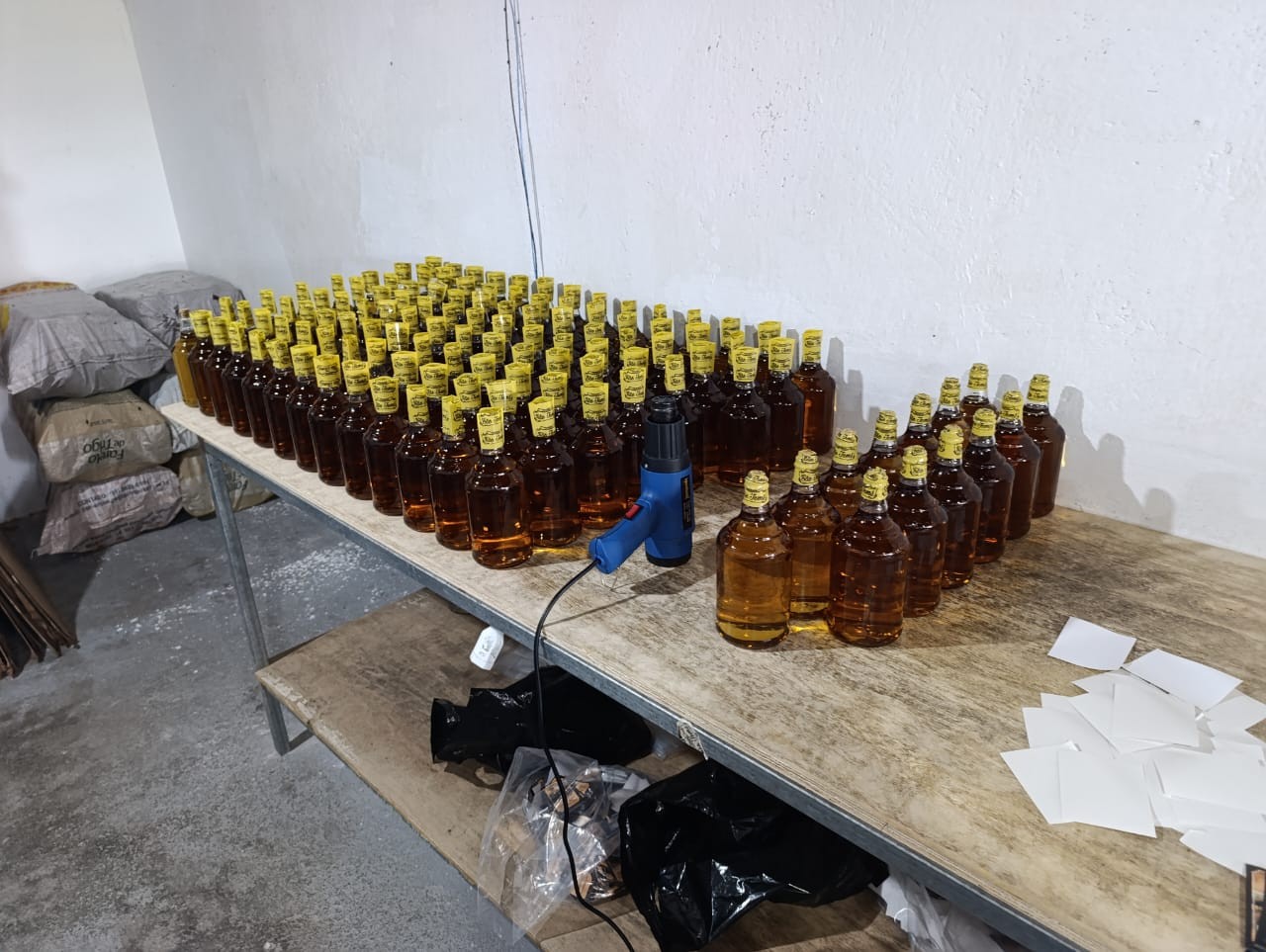 Mais de 4 mil garrafas de bebidas alcoólicas são apreendidas durante prisão de suspeito por adulteração com metanol na Paraíba