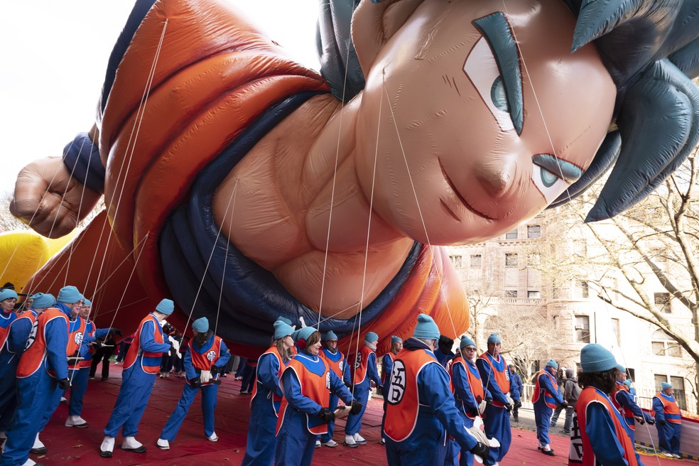 Balão do Goku, pesonagem de Dragon Ball, durante desfile da Macy's em Nova York  — Foto: Mark Lennihan/AP