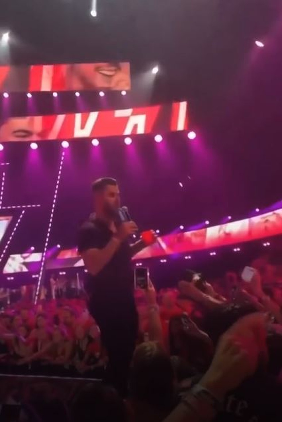 Zé Neto canta na gravação do DVD