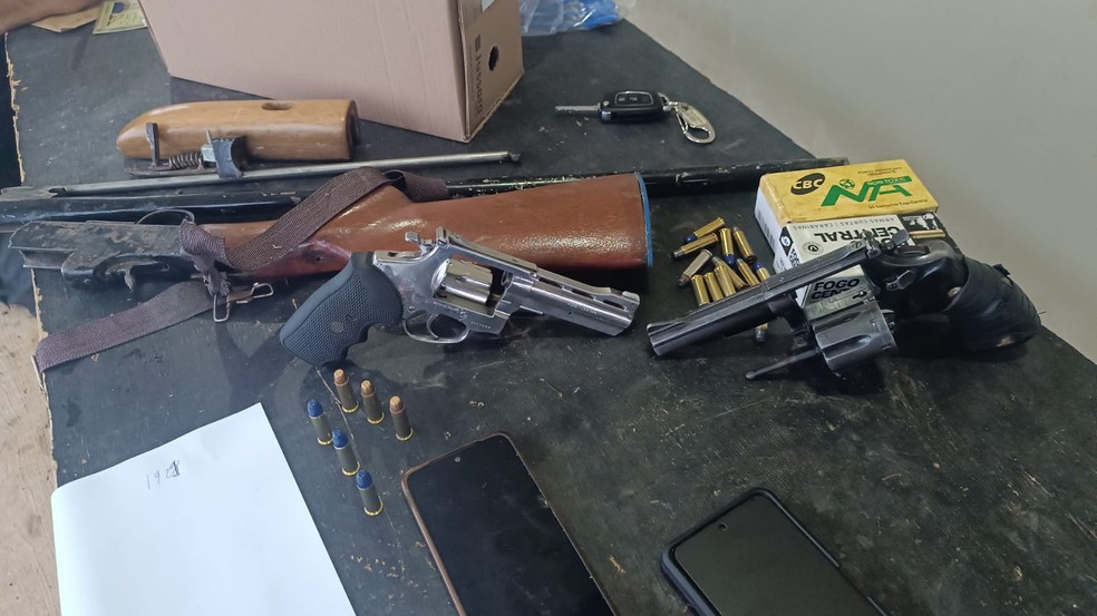 Armas e munições que também foram apreendidas na ação — Foto: MPMT