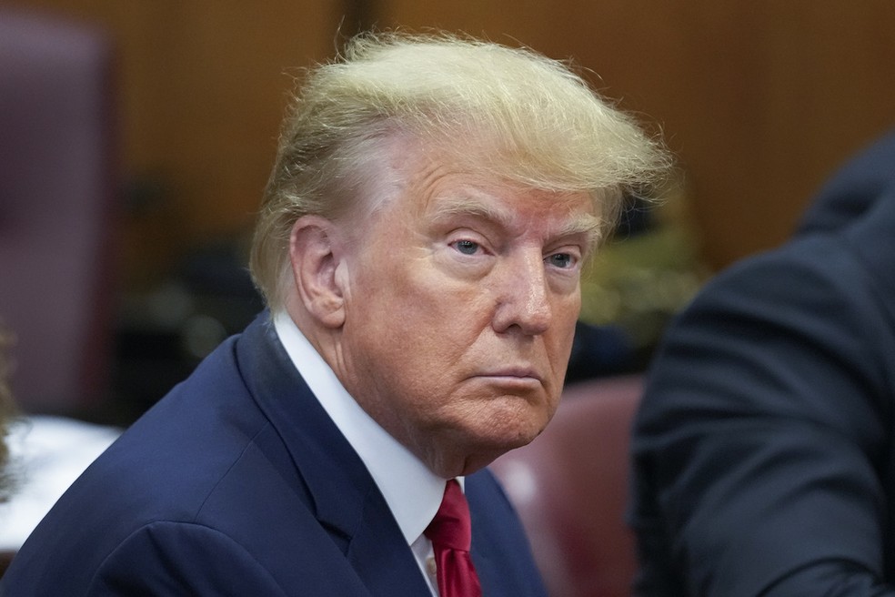 Trump na audiência da Justiça dos EUA, prestes a ouvir acusações, em 4 de abril de 2023 — Foto: Seth Wenig/AP