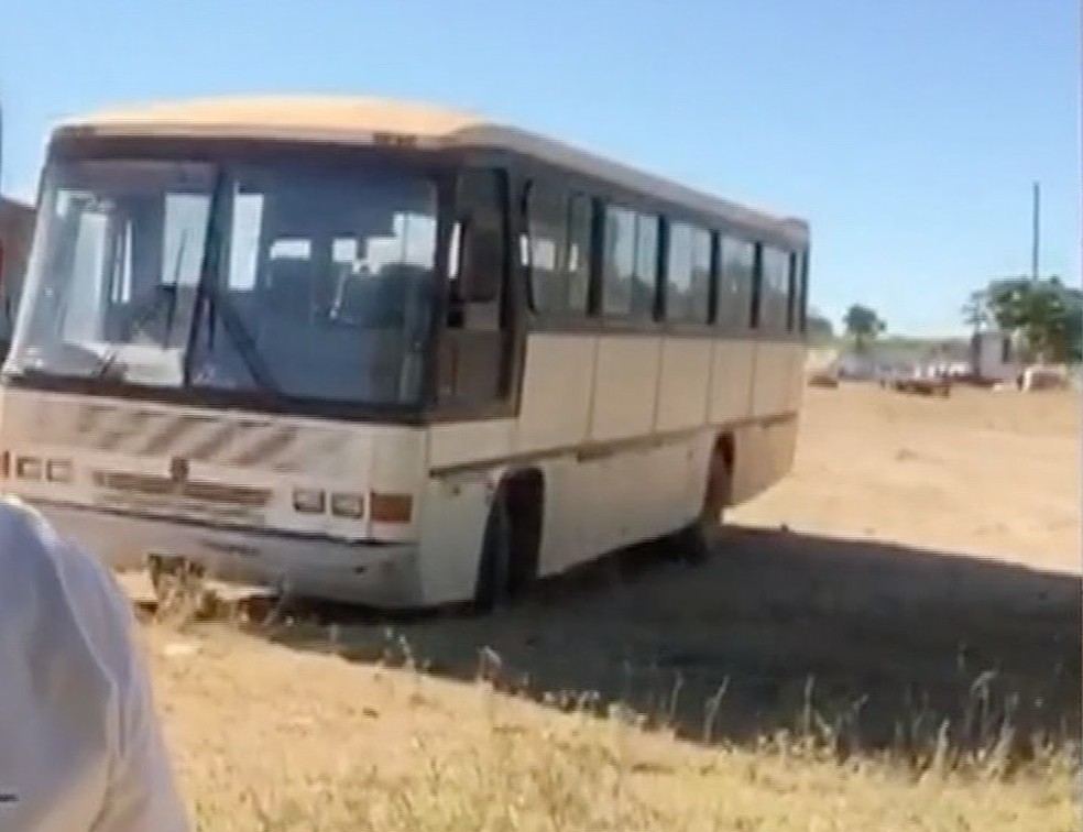 Ônibus escolar quebra a caminho da escola e pais de alunos
