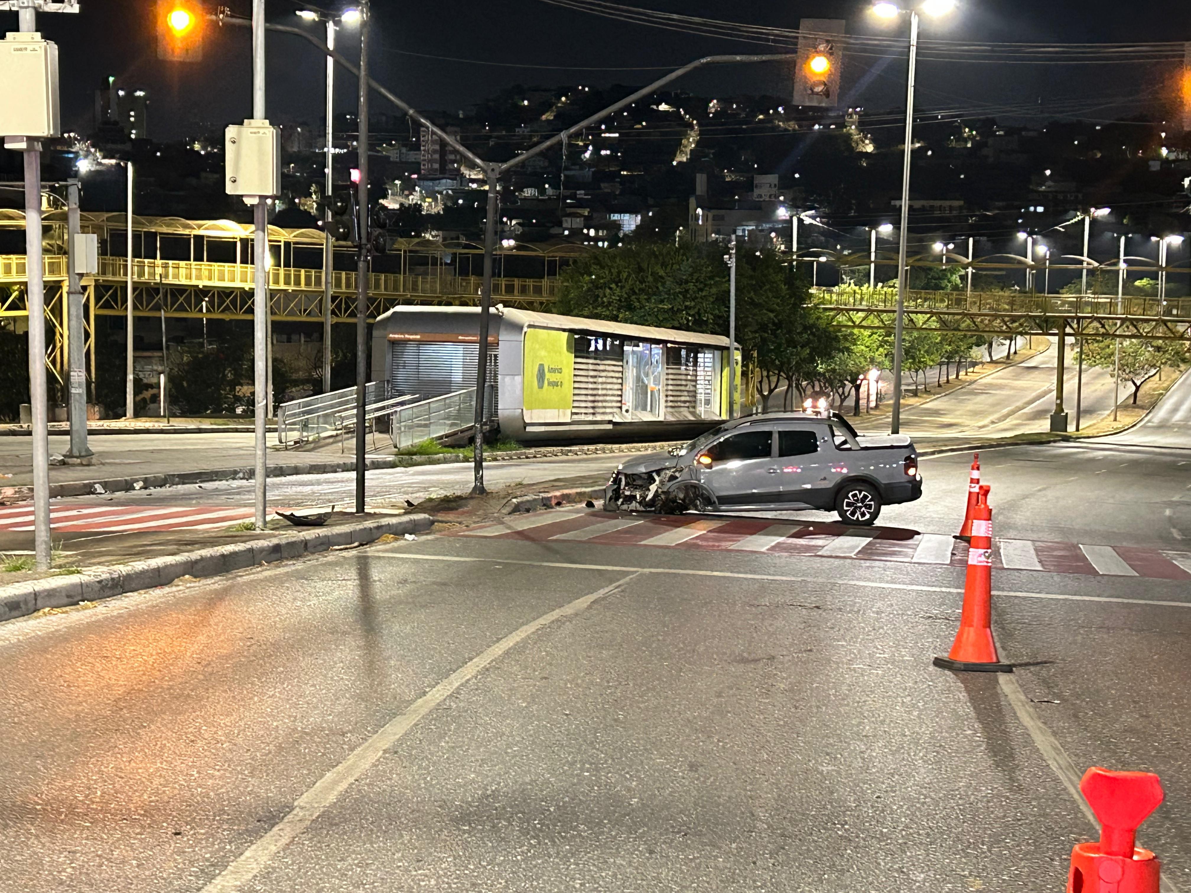 Motorista bate carro em poste em avenida de BH após sair de jogo do Cruzeiro