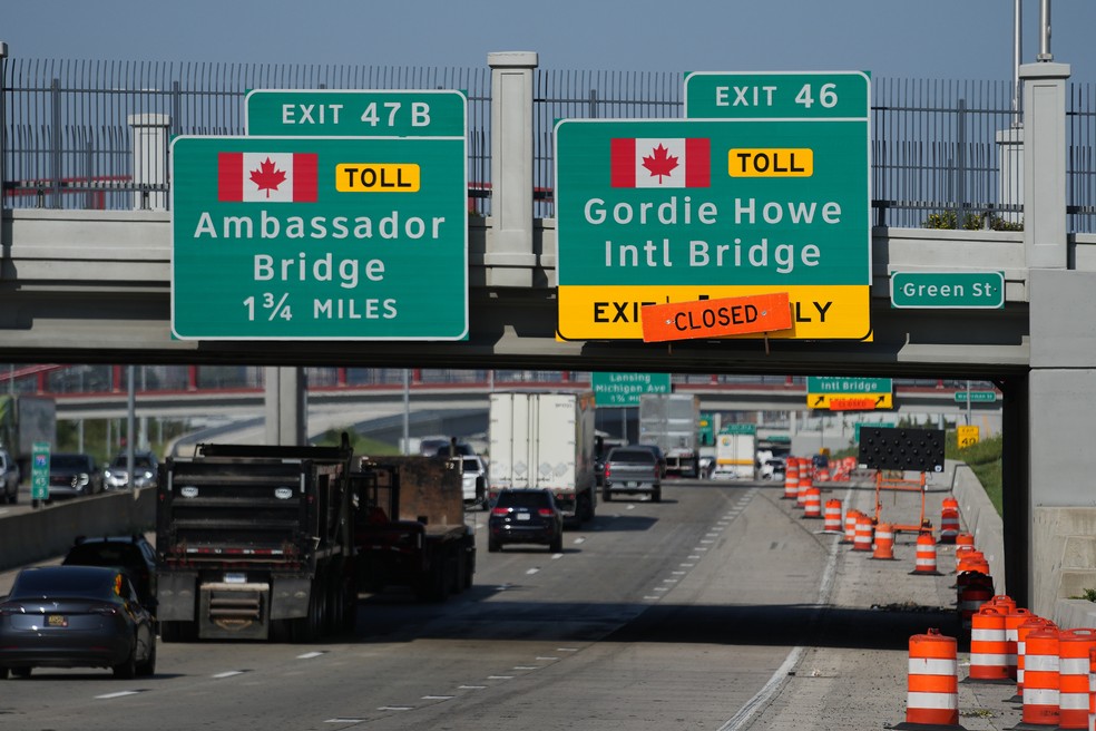 Saídas da Interestadual 75 para a Ponte Internacional Gordie Howe e a Ponte Ambassador, que ligam Windsor, Ontário, a Detroit — Foto: Foto AP/Paul Sancya