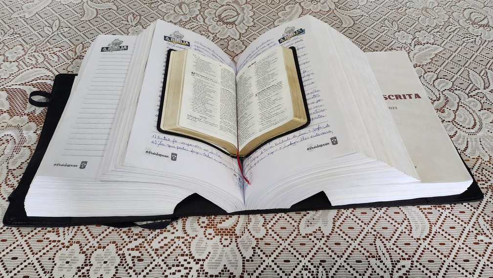 Igreja Peniel, de Presidente Prudente (SP), transcreveu toda a Bíblia Sagrada em menos de uma semana — Foto: Leonardo Bosisio/g1