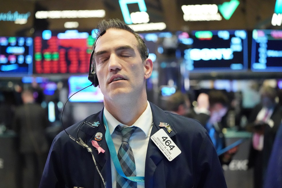 Operador é visto durante o fechamento na Bolsa de Nova York, em 2020. — Foto: Bryan R. Smith/AFP
