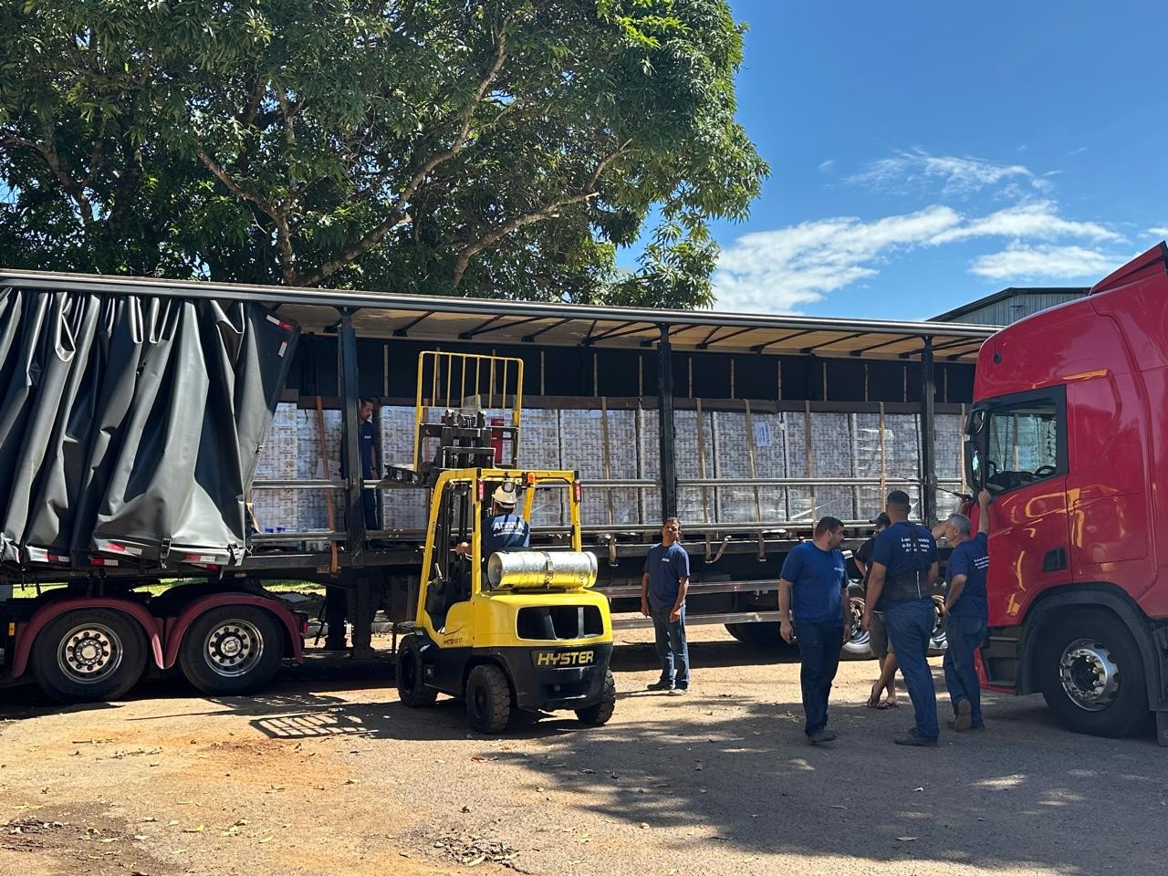 Receita apreende 96 mil latas de cerveja e 17,6 mil kg de linguiça em operação no DF