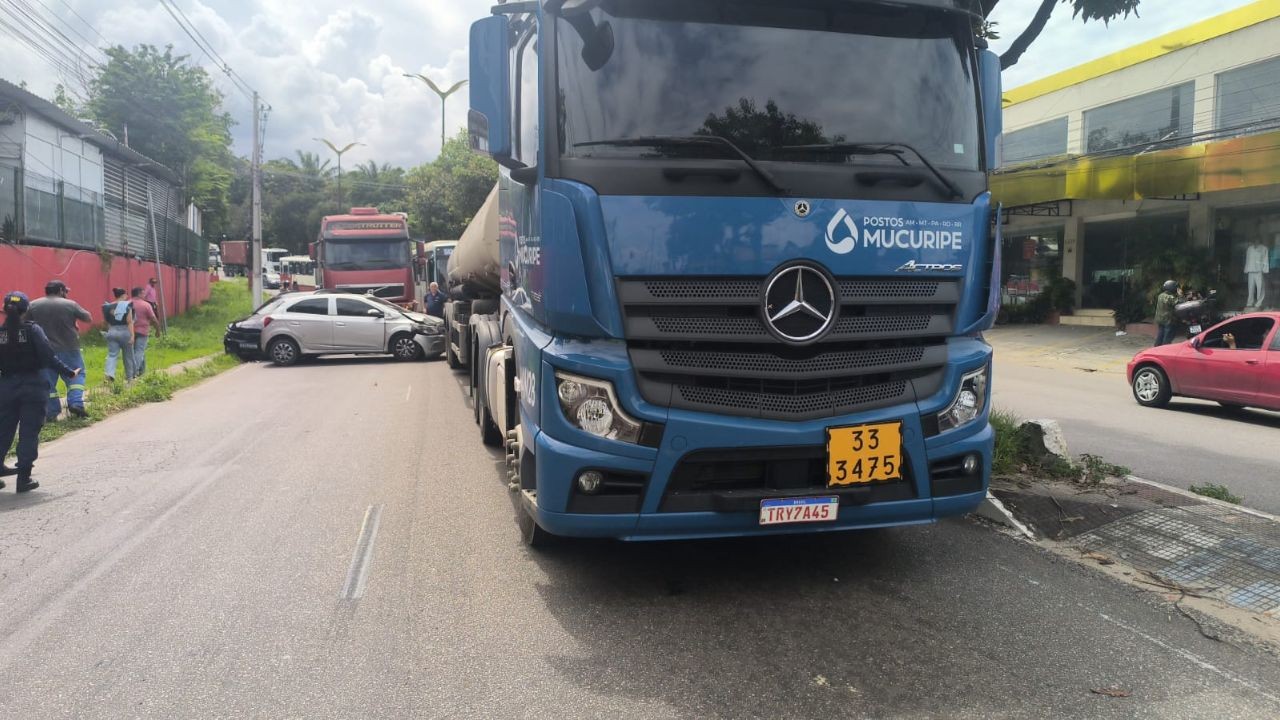 Colisão entre carreta e carros deixa trânsito congestionado na Zona Sul de Manaus