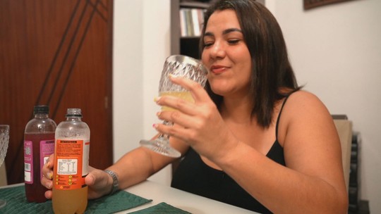 Kombucha: conheça o chá fermentado que vem ganhando adeptos no Brasil e seus benefícios para a saúde - Originária do ano 212 a.C., a kombucha ganhou força recentemente com a popularização dos alimentos funcionais. Produzida a partir da fermentação do chá da Camellia sinensis, ela é considerada um alimento funcional e pode ser feita em casa.