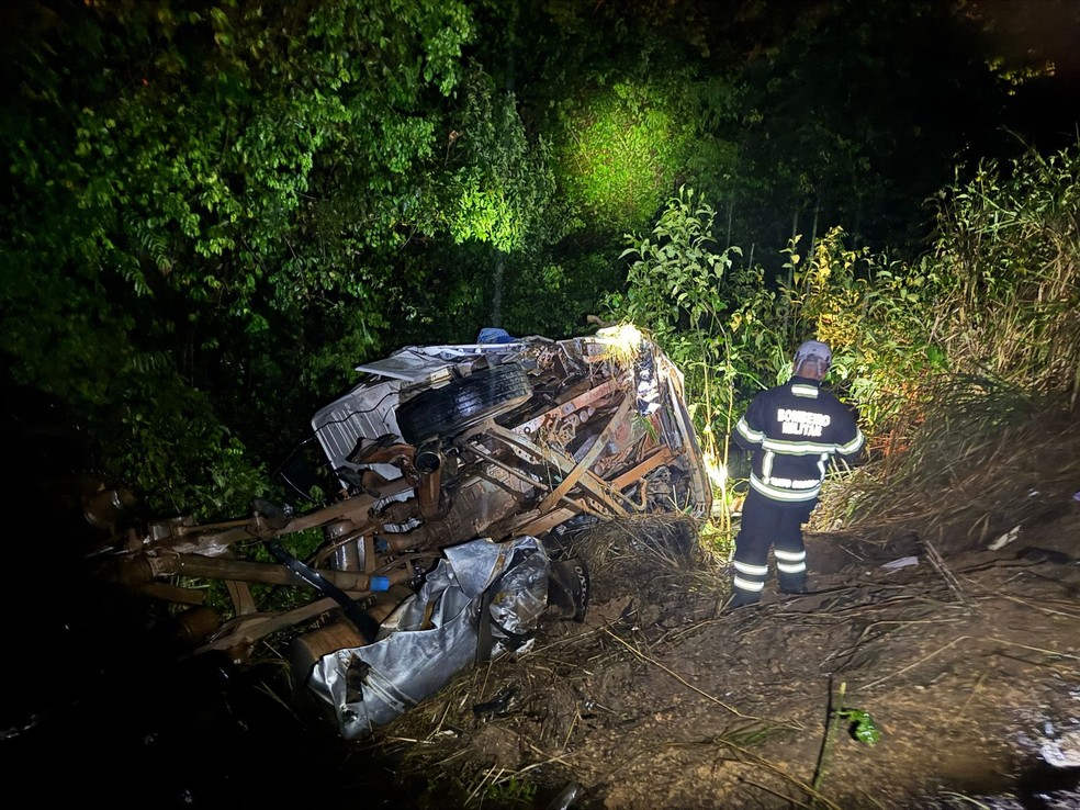 Um dos caminhões capotou às margens da estrada — Foto: Corpo de Bombeiros