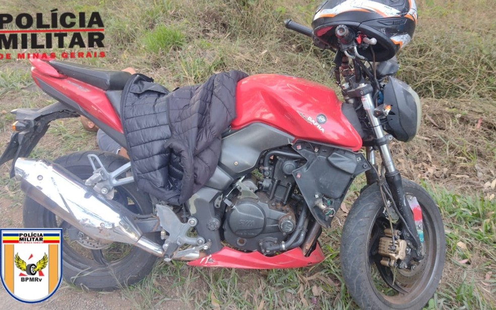 Motociclista cai ao tentar desviar de caminhão de lixo perto da Represa do Cipó, em Poços de Caldas — Foto: Polícia Militar Rodoviária