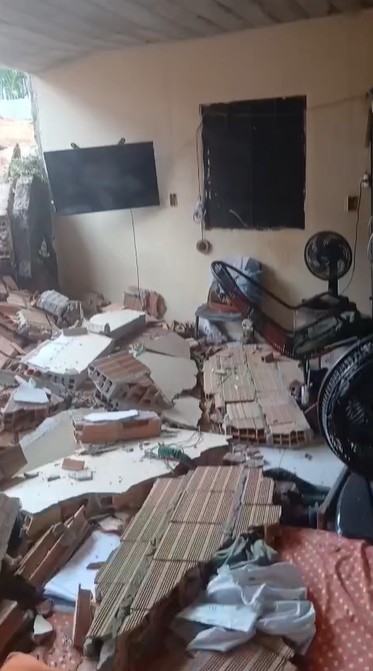 VÍDEO: Barranco desliza, quebra muro e invade casa durante chuva em Manaus