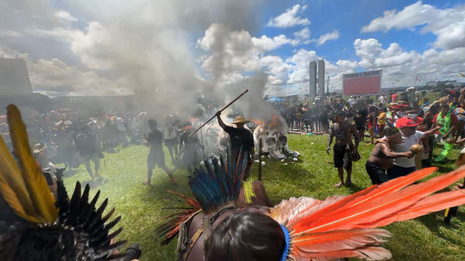 VÍDEO: indígenas colocam fogo em 'caveira' e bombeiros são mobilizados na Esplanada dos Ministérios, em Brasília