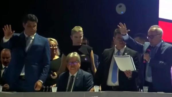 Cícero Lucena e Leo Bezerra fazem juramento durante a solenidade de posse — Foto: TV Câmara João Pessoa/Reprodução