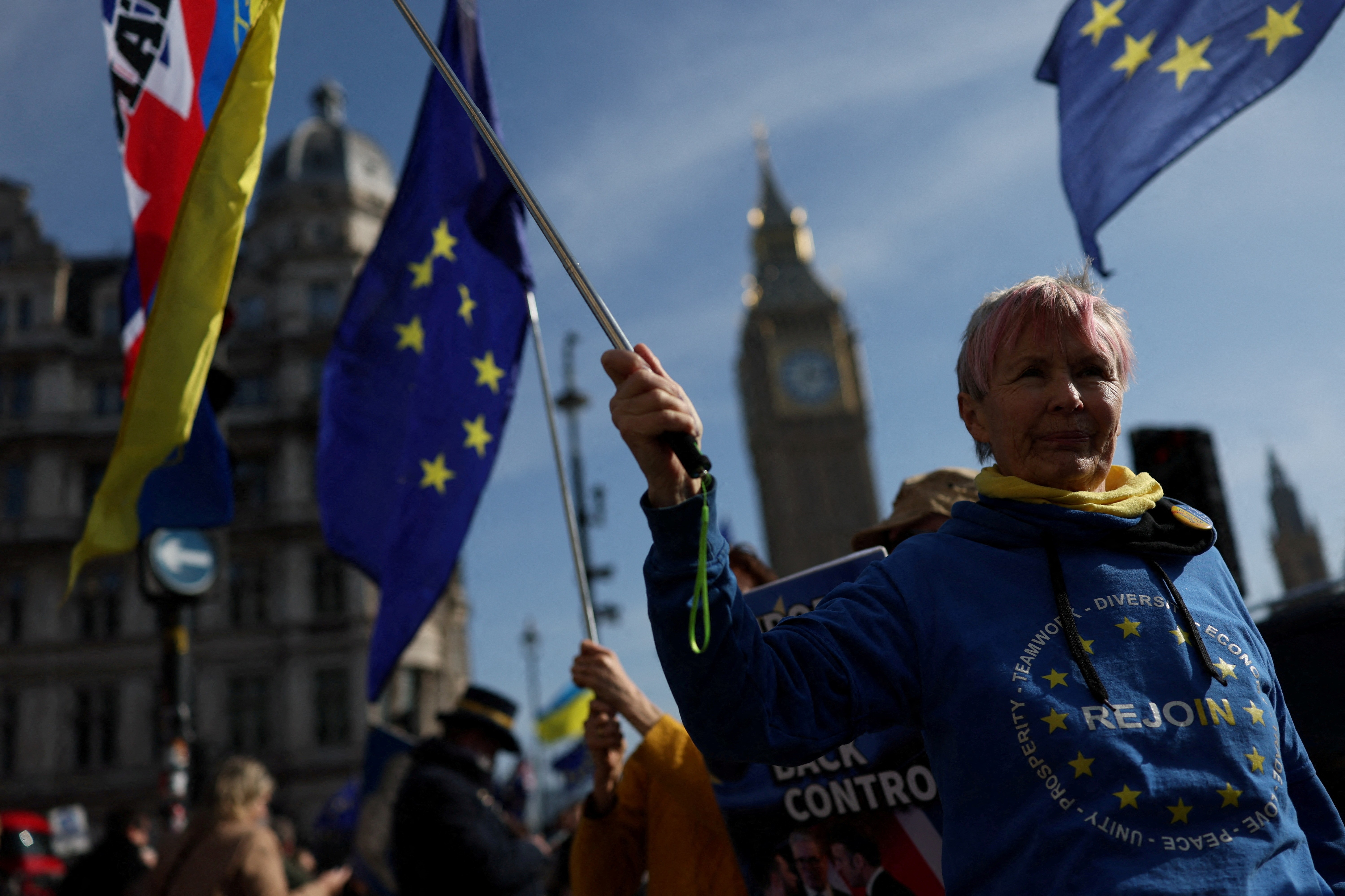 'Gol contra': 10 anos após o Brexit, Reino Unido volta a discutir retorno à União Europeia