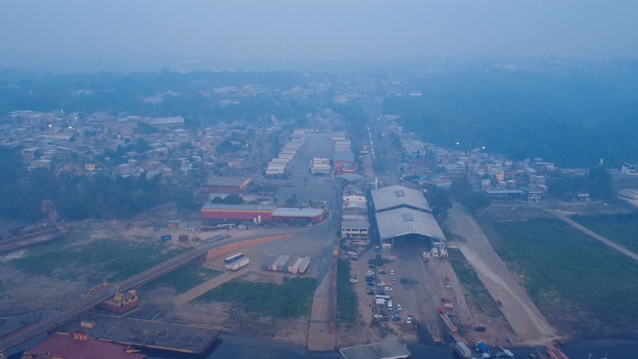 Fumaça encobre o porto do Ceasa em Manaus — Foto: Alexandro Pereira/Rede Amazônica