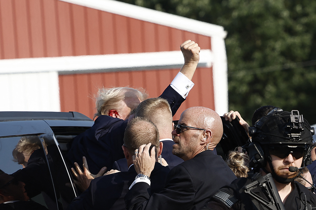 Donald Trump após ser ferido durante comício — Foto: Anna Moneymaker/Getty Images/AFP