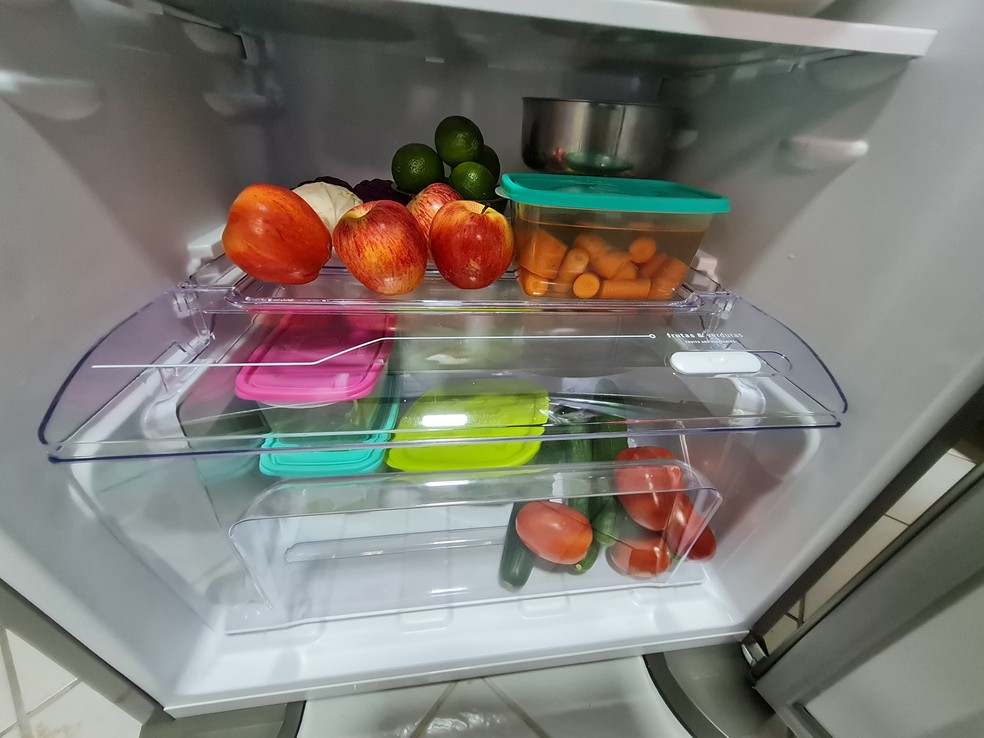 Para que as frutas e hortaliças mantenham suas propriedades sensoriais, o ideal é armazená-las nas partes mais baixas da geladeira — Foto: Sem crédito