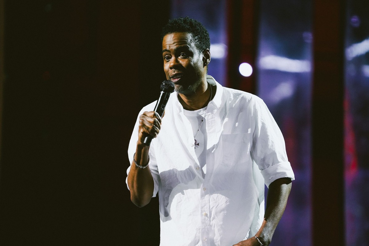 Chris Rock faz piadas sobre Will Smith e esposa Jada, um ano após tapa
