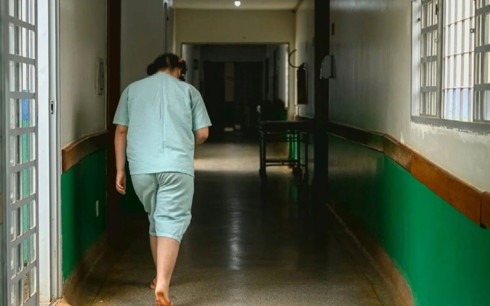 Adolescente de 17 anos está deixando o Hospital Municipal do Jardim Ingá, em Luziânia, após um ano de internação — Foto: Reprodução/ TV Anhanguera