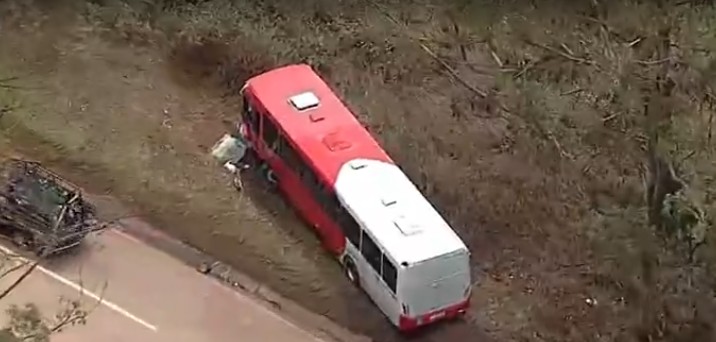 Ônibus furtado provoca acidente que matou uma pessoa na BR-040; suspeito foi preso