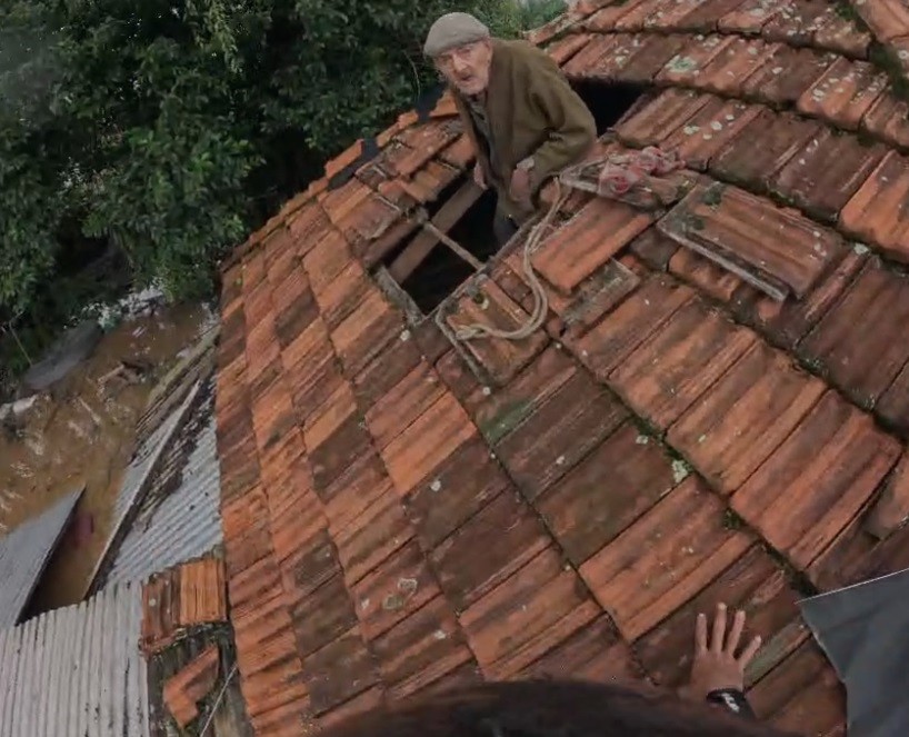 Idoso de 84 anos é resgatado de telhado por guarda-vidas voluntário