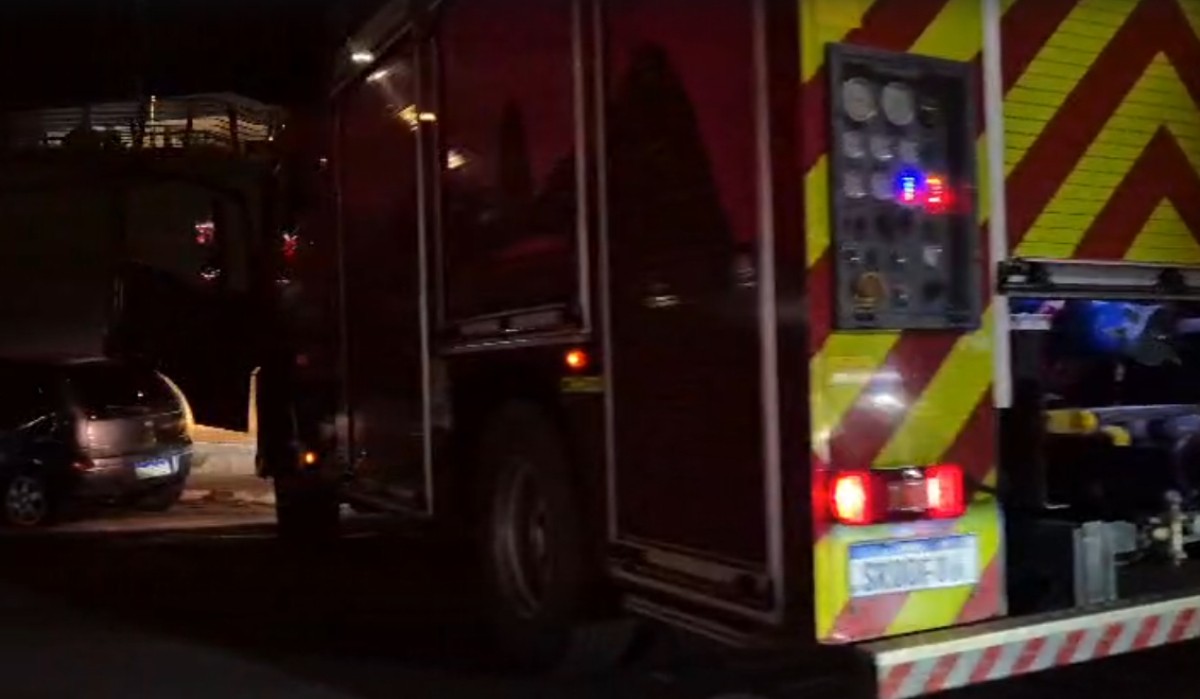 Acidente entre carro e moto deixa jovem ferido na Rodovia dos Metalúrgicos, em Volta Redonda