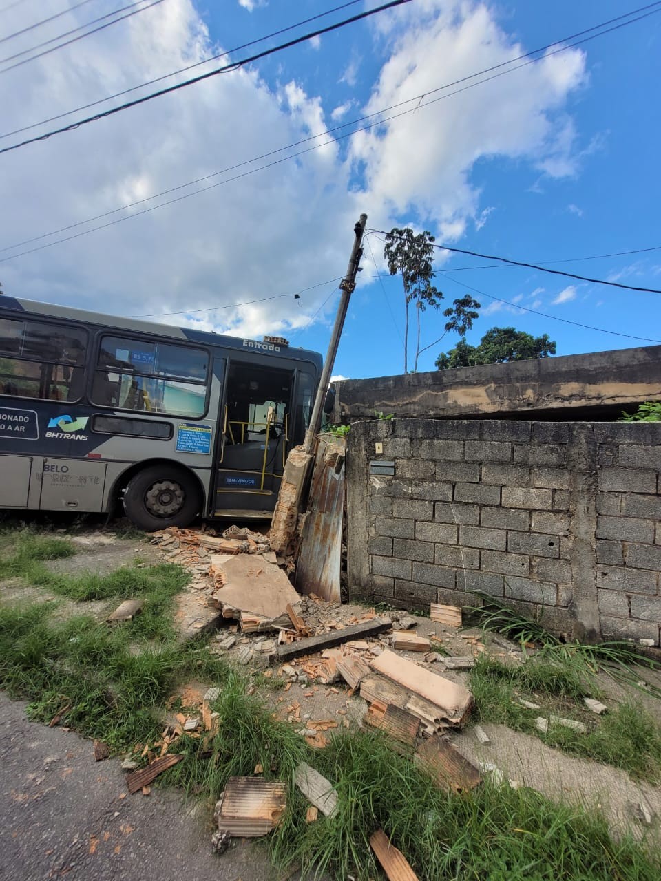 Ônibus bate em muro e invade imóvel em BH