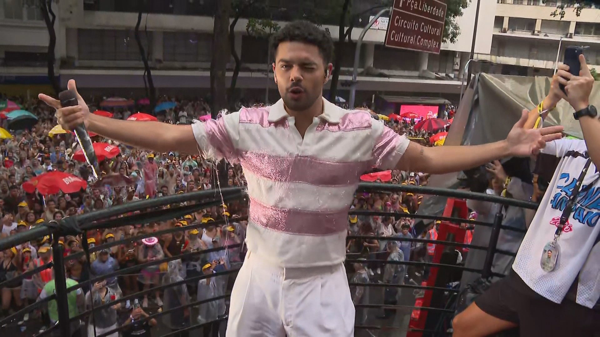 Pedro Sampaio agita multidão sob chuva, chama artista mexicano para trio e elogia carnaval de BH; veja melhores momentos