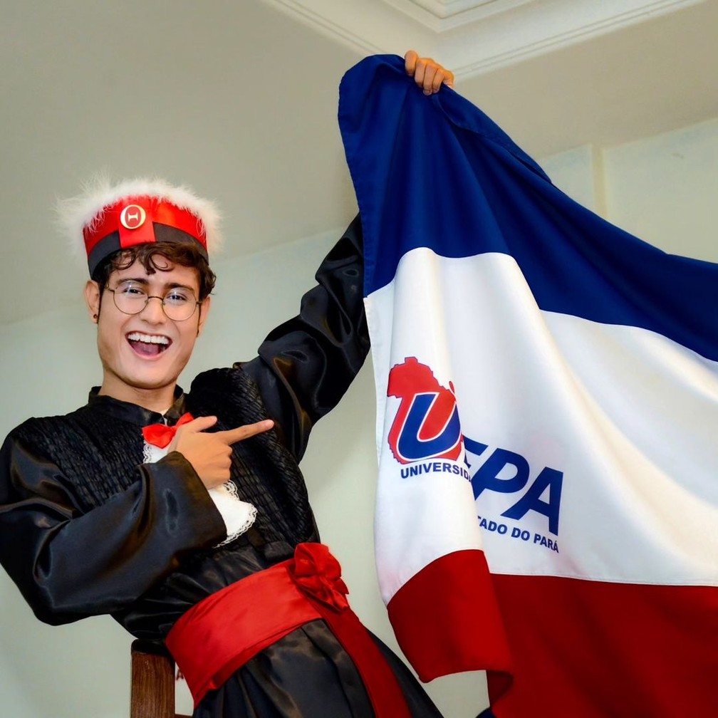 Jovem faz fotos de formatura montado em pernas de pau no Pará — Foto: Lucas Arruda