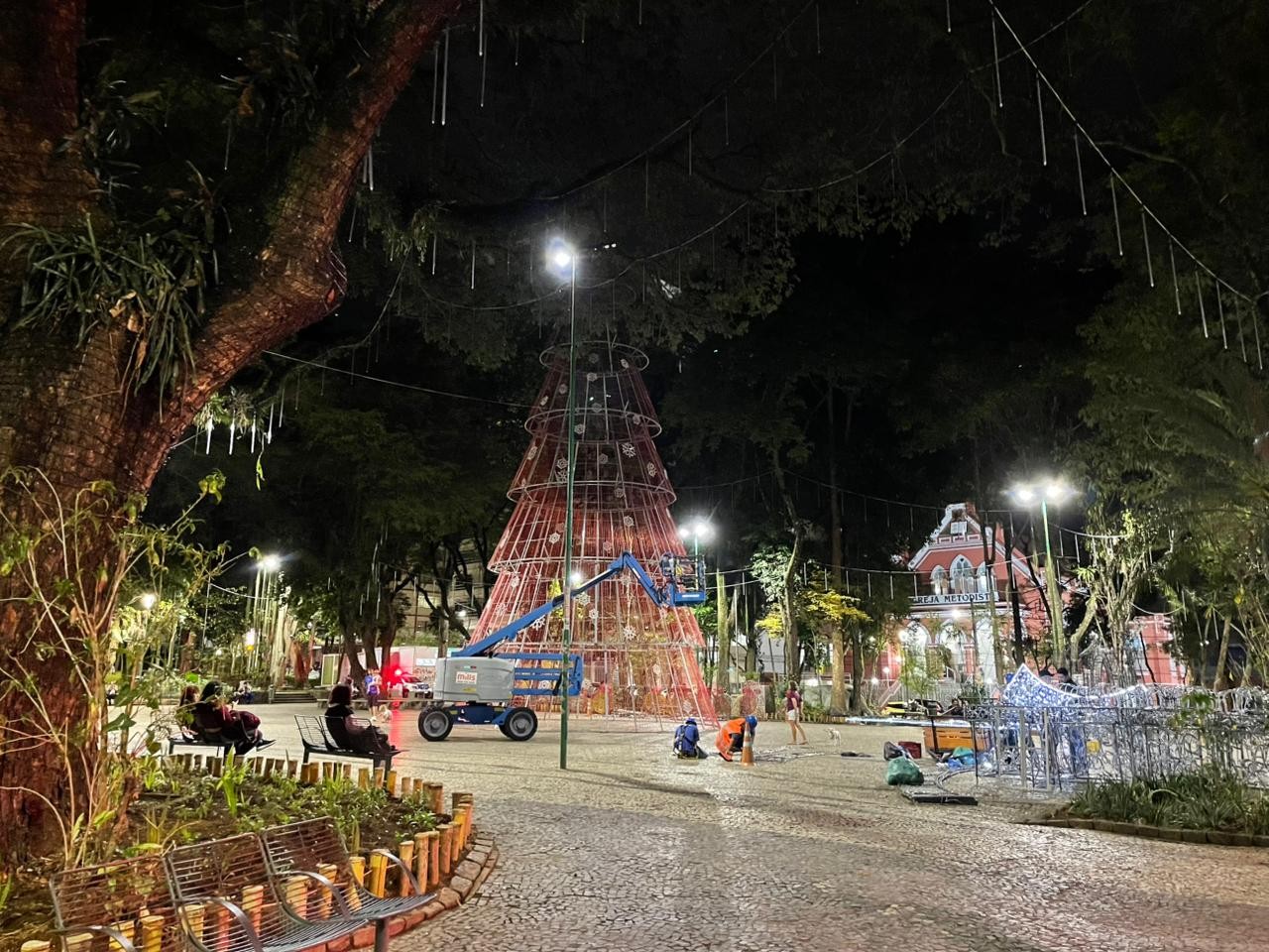 Decoração de Natal em Juiz de Fora terá árvore gigante e luzes em mais de 10 locais da cidade