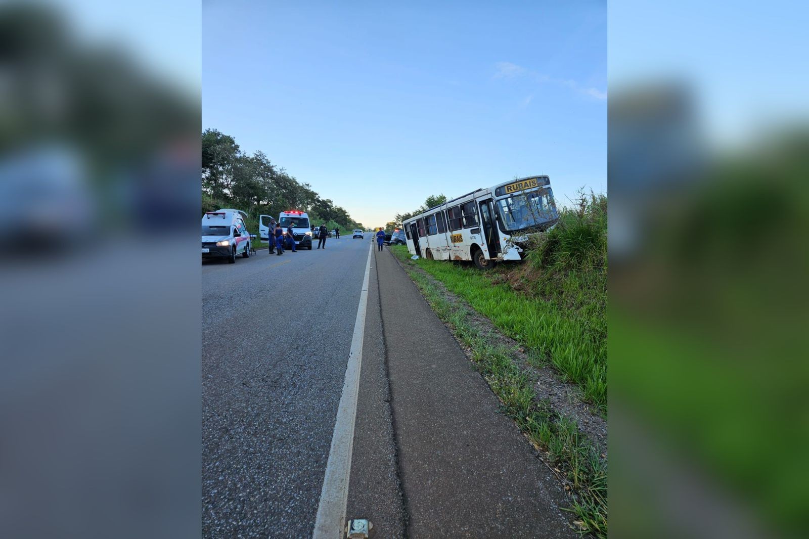 Ônibus com trabalhadores rurais bate em barranco em rodovia de Buri