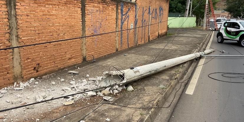 Caminhonete derruba poste após batida no Jupiá em Piracicaba