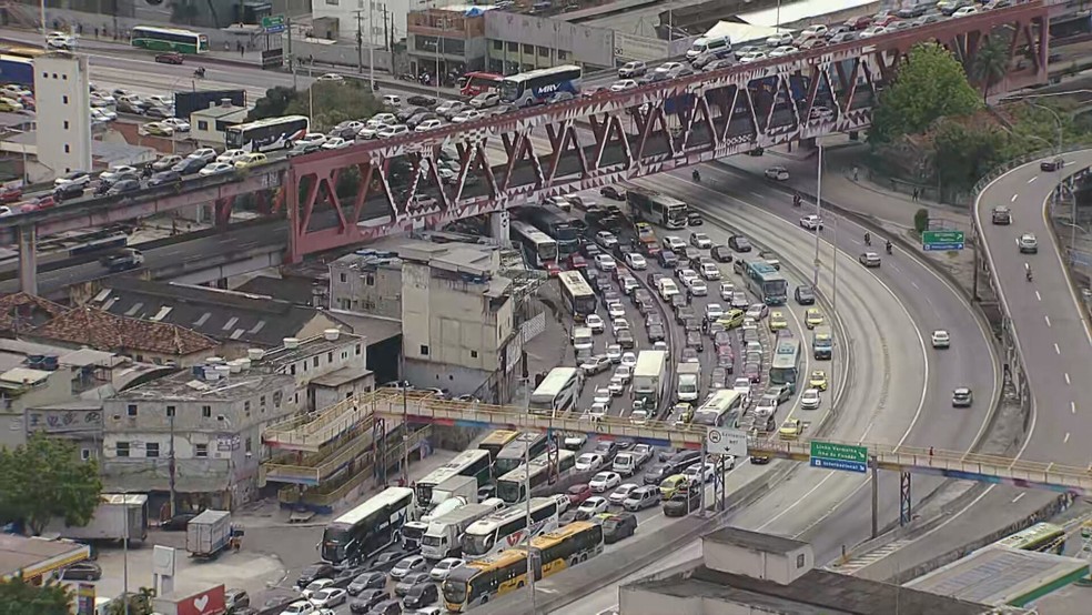 Por conta do fechamento da ponte, o trânsito é intenso na Avenida Brasil e na Linha Vermelha — Foto: Reprodução/TV Globo