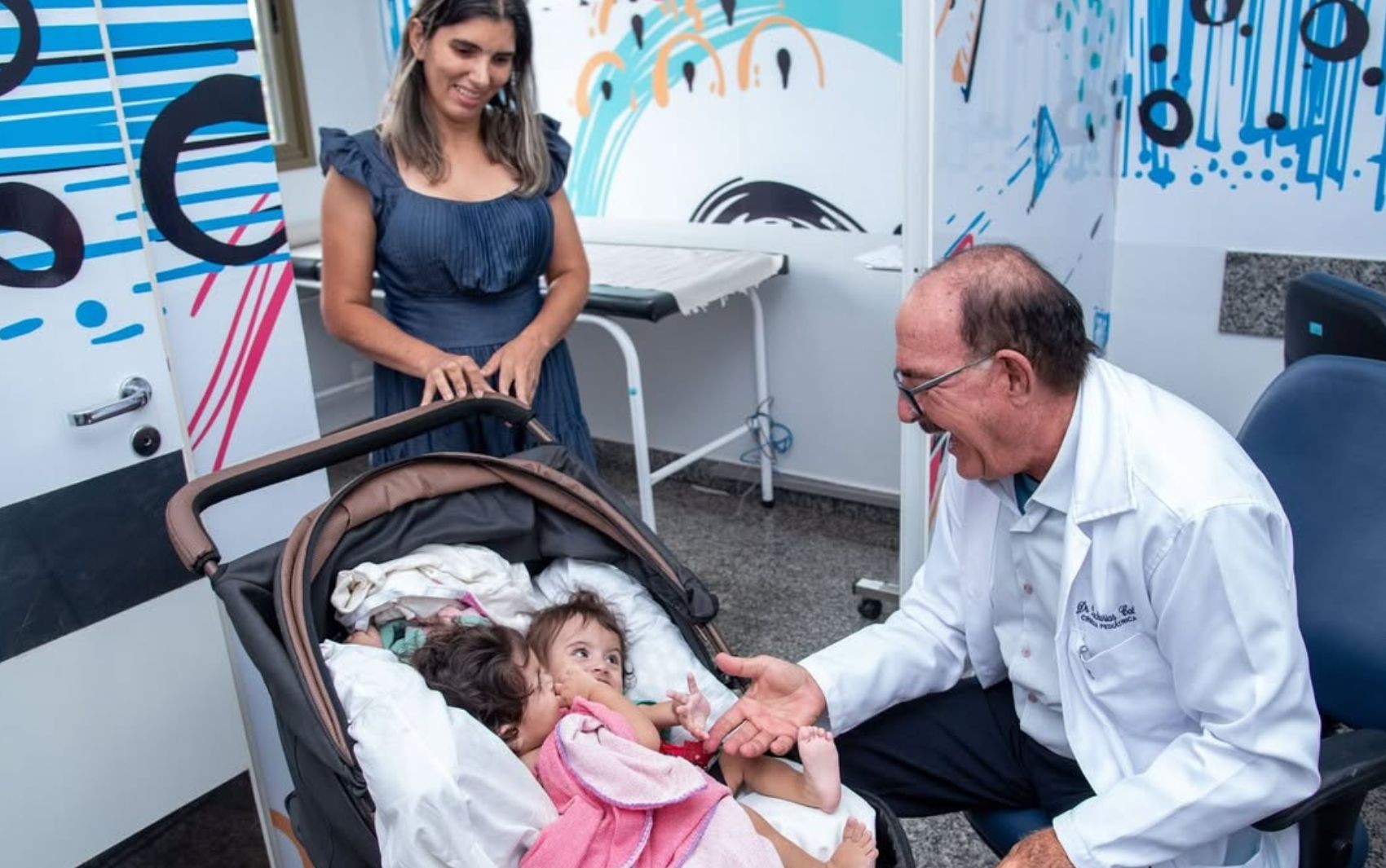 Siamesas de São Paulo unidas pelo abdômen e bacia são internadas para cirurgia de separação em Goiânia