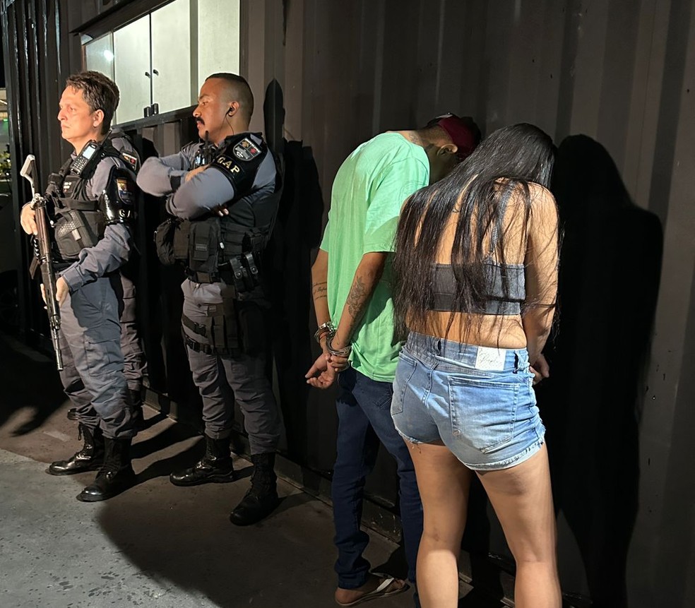 Ingridy e um comparsa foram presos em Cuiabá — Foto: Polícia Militar