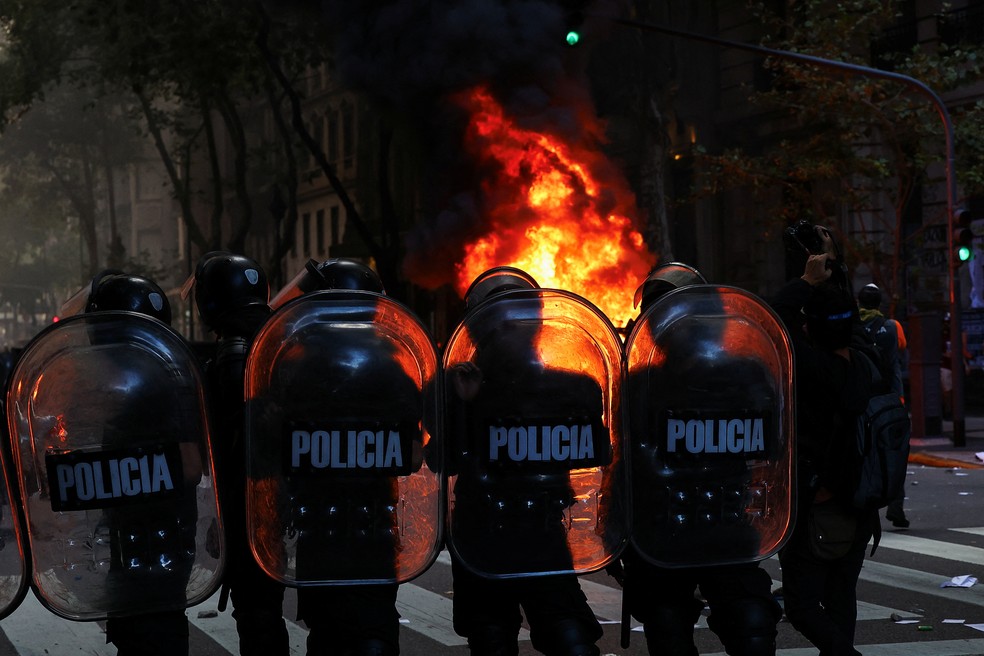 Manifestação de torcedores e aposentados contra as políticas de ajuste do presidente argentino Javier Milei, em Buenos Aires, Argentina, 12 de março de 2025. — Foto: Reuters/Agustin Marcarian