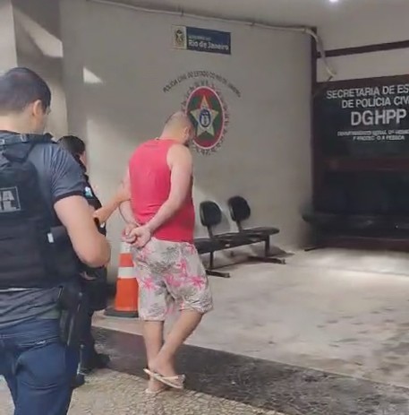 Vendedor de seguros é preso por morte de vizinha; exame de DNA em cabelo encontrado na mão da vítima indicou o suspeito